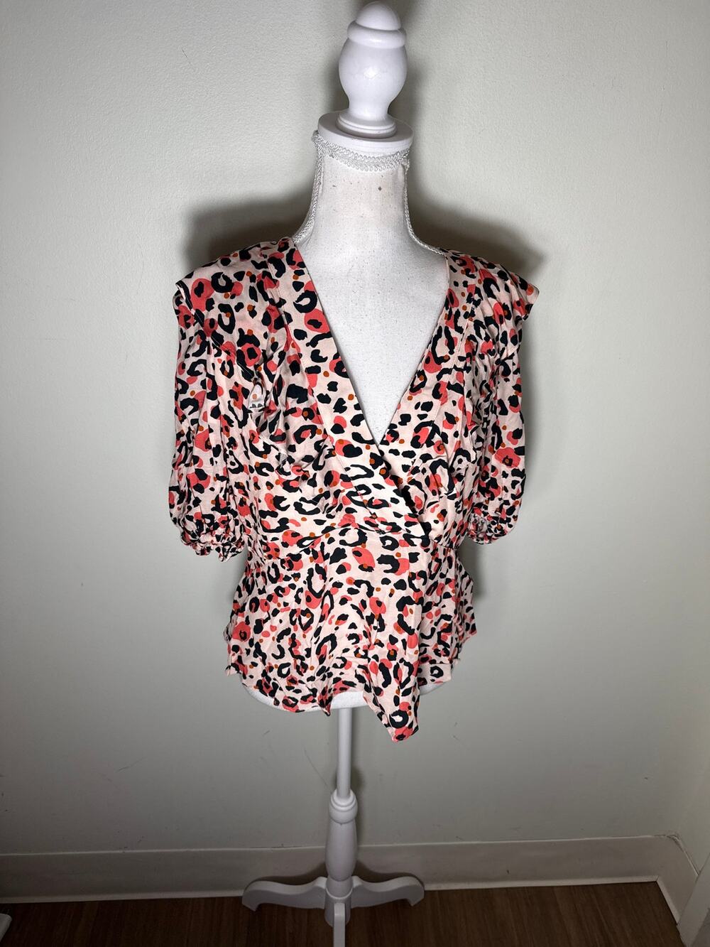 NWT Ted Baker London Pink Cheetah Print Half Sleeve V-Neck Sz 1